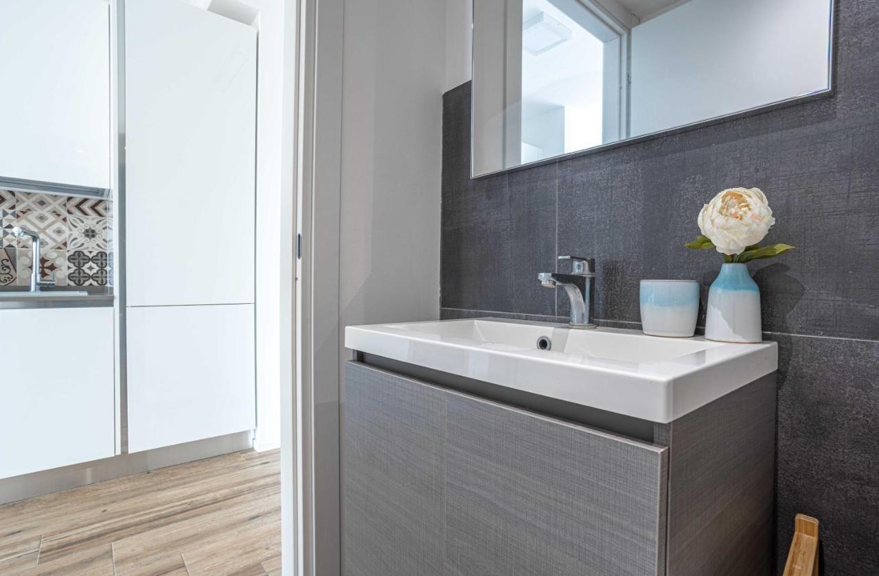 Sunlit 1 Bedroom Apt Via Pirelli Милано Екстериор снимка